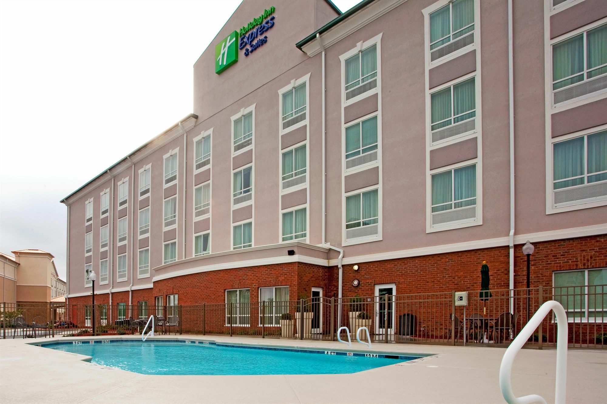 Holiday Inn Express & Suites - Valdosta By Ihg Exterior photo